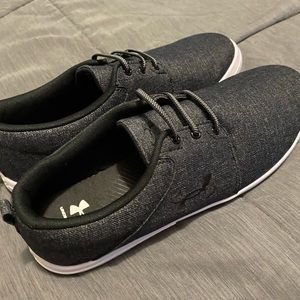 Mens size 9 Under Armour slide on shoes